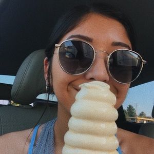 Meet your Posher, Daniela